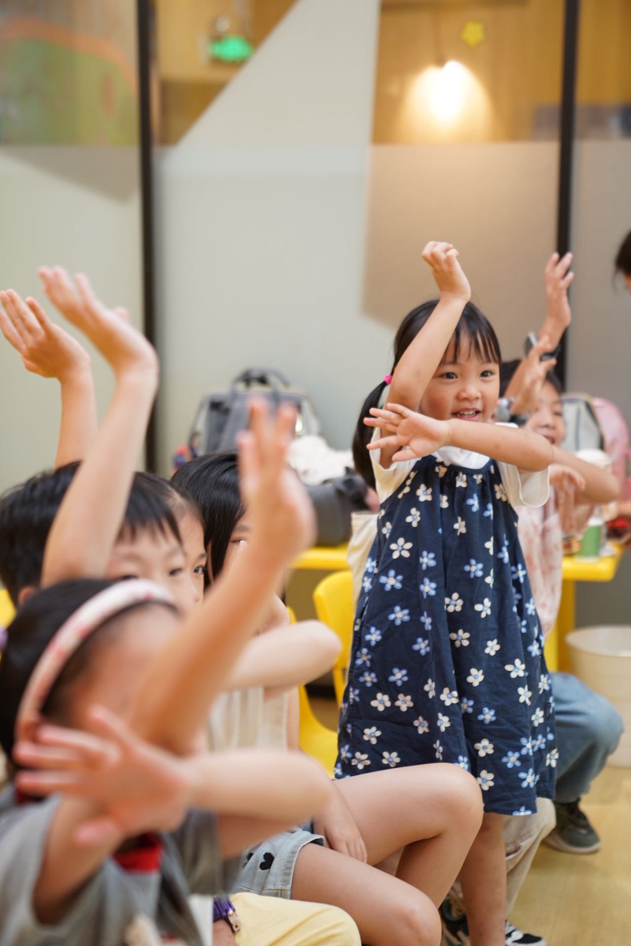 SDMen学员在课堂中积极举手参与互动